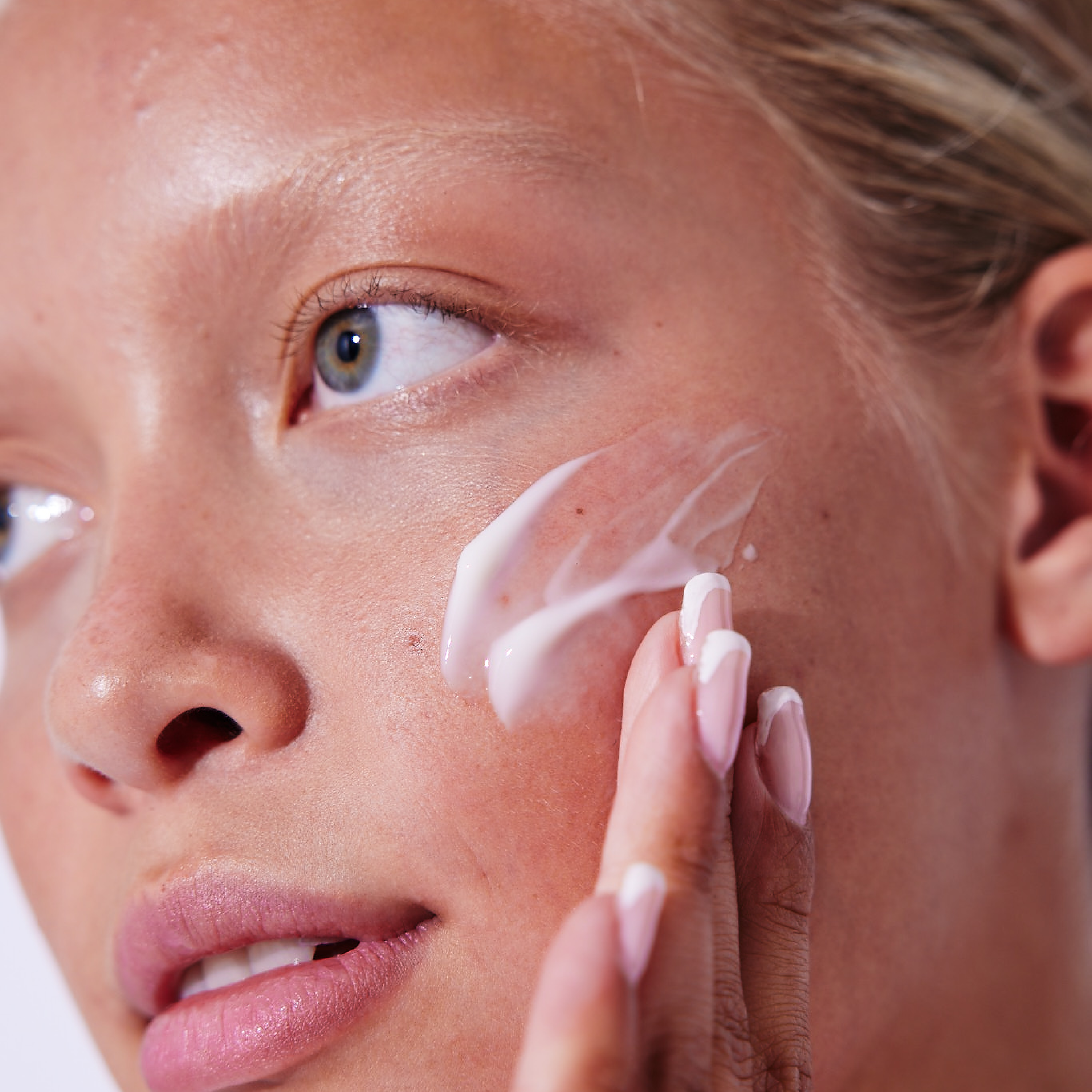 Clarifying HydroGel Moisturiser Refill Skincare Model 2