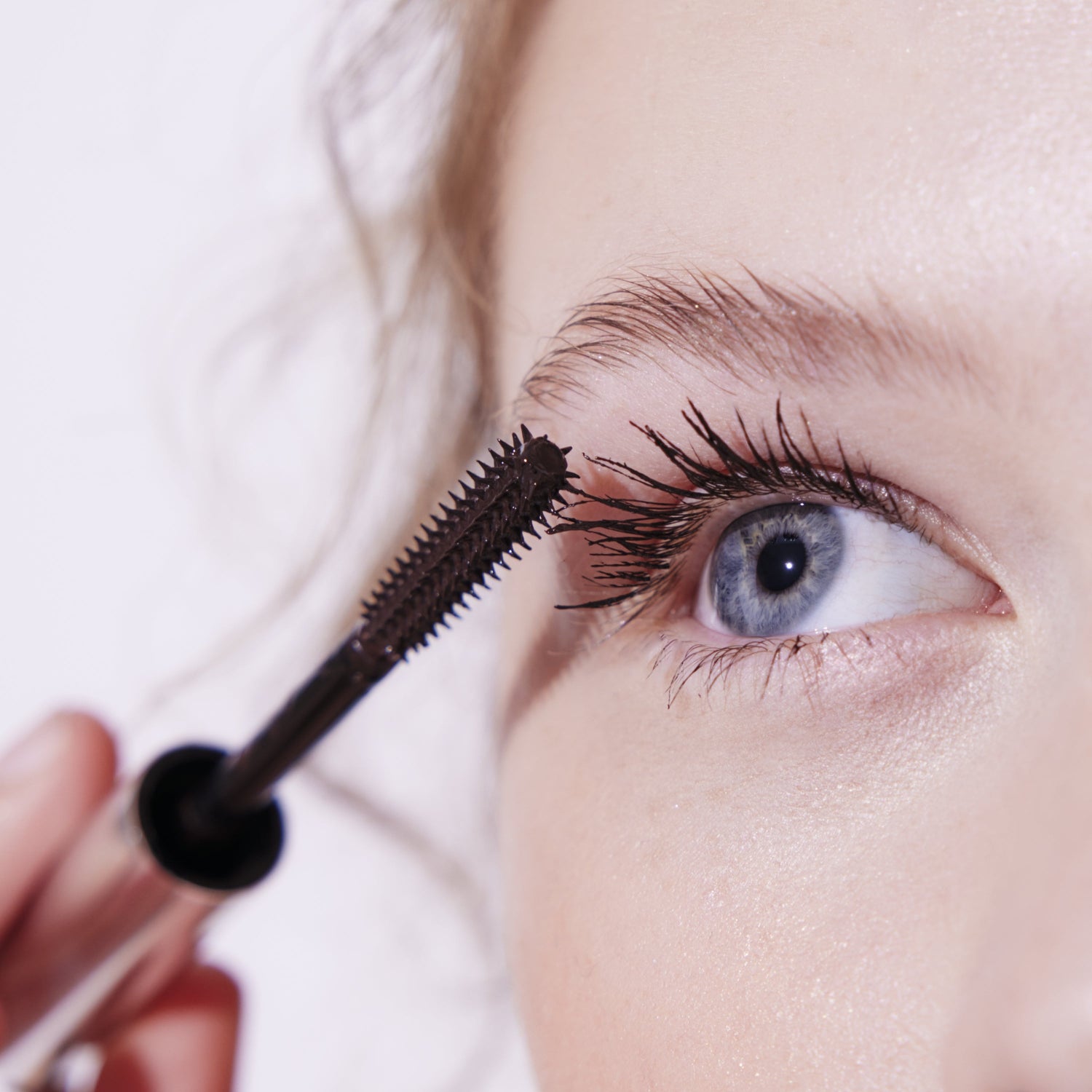 Stand Up Tubing Mascara - Brown Makeup model eye 2