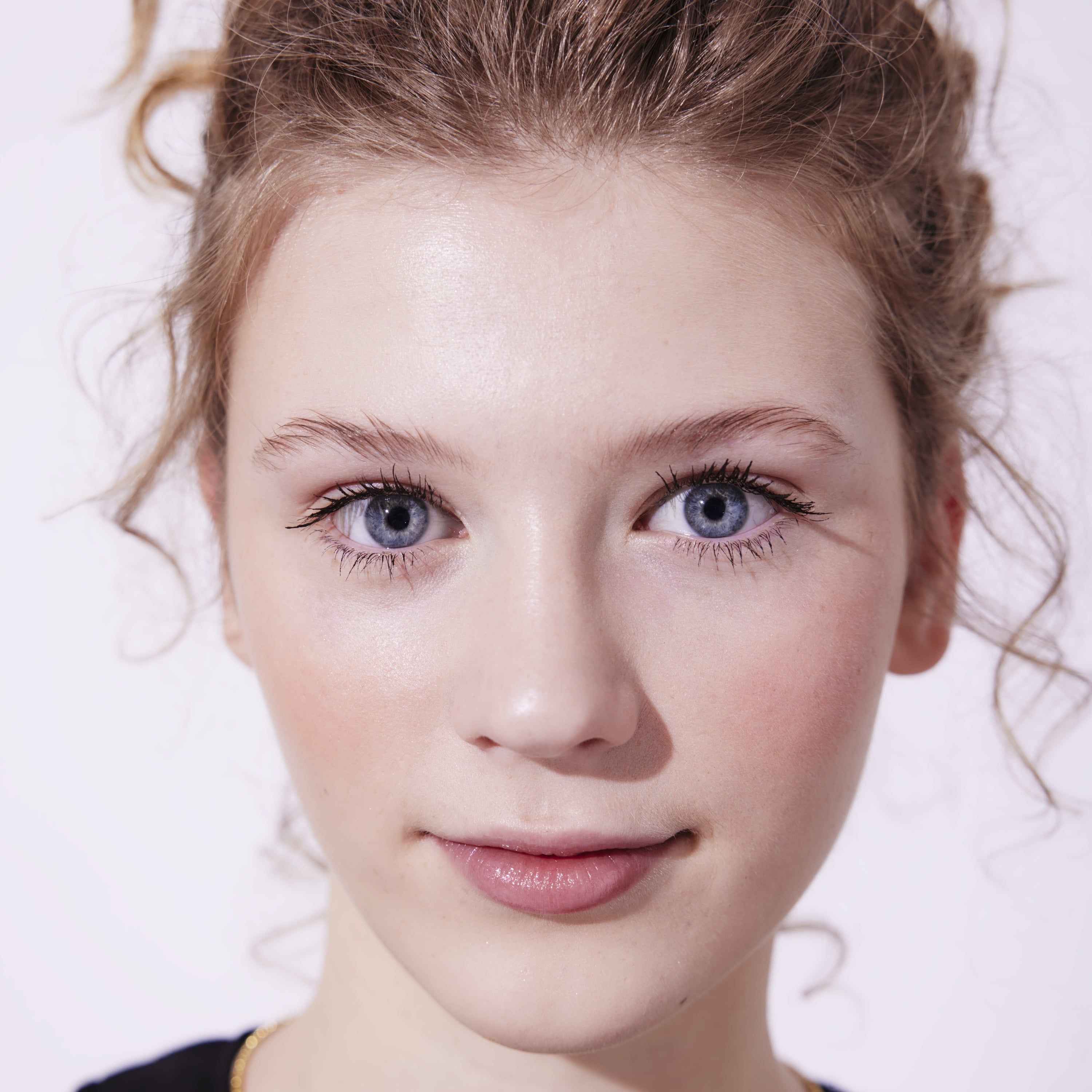 Stand Up Tubing Mascara - Brown Makeup model