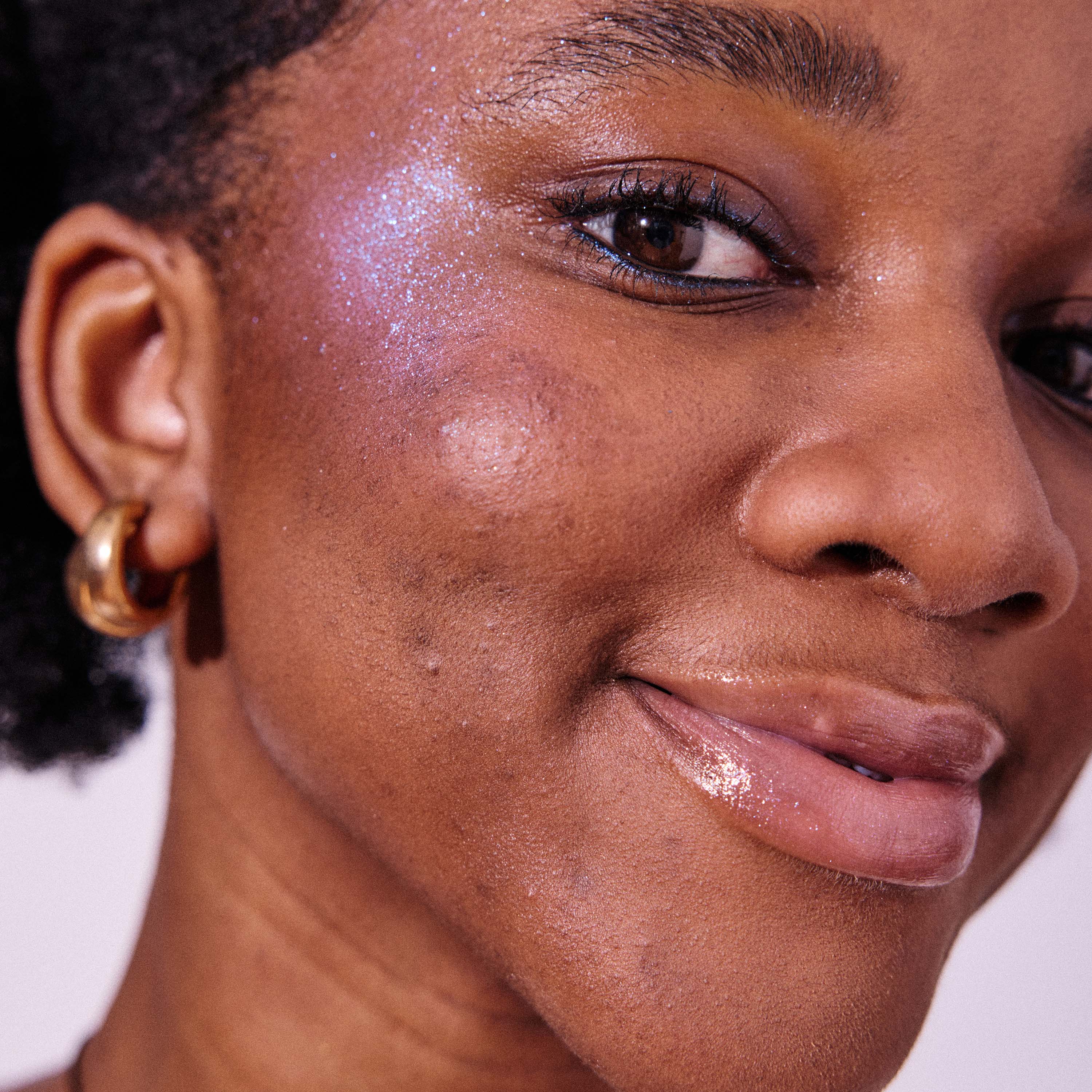 Frosting All Over Shimmer - Ultraviolet Makeup model 3