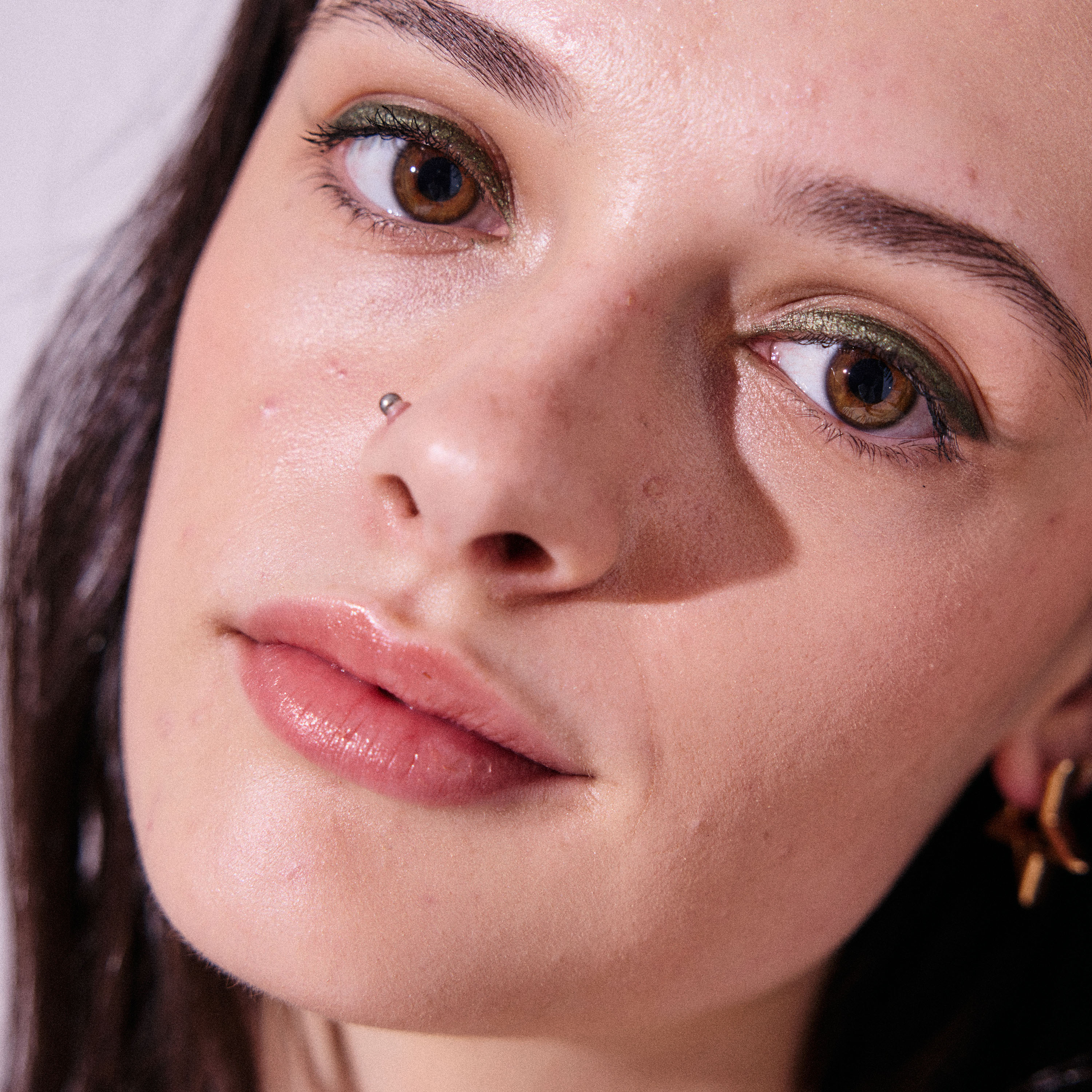 Soft-Glide Pencil - Treetop Makeup model 2